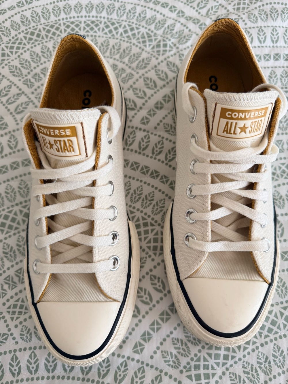 Converse Chuck 70 Low Top Canvas Sneakers – Women’s Size 7 / Men’s 5